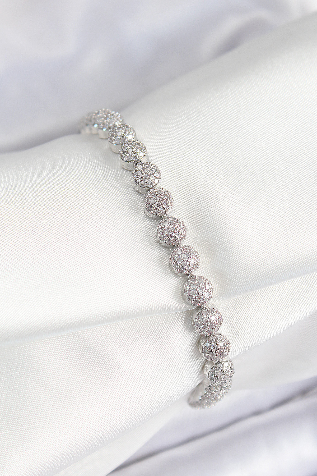 Pirinç Zirkon Taşlı Yarım Topcuk Model Gümüş Renk VIP Seri Kadın Bileklik BB7507