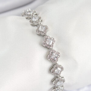 Pirinç Zirkon Taşlı Yonca Baget Model Gümüş Renk VIP Seri Kadın Bileklik BB7509