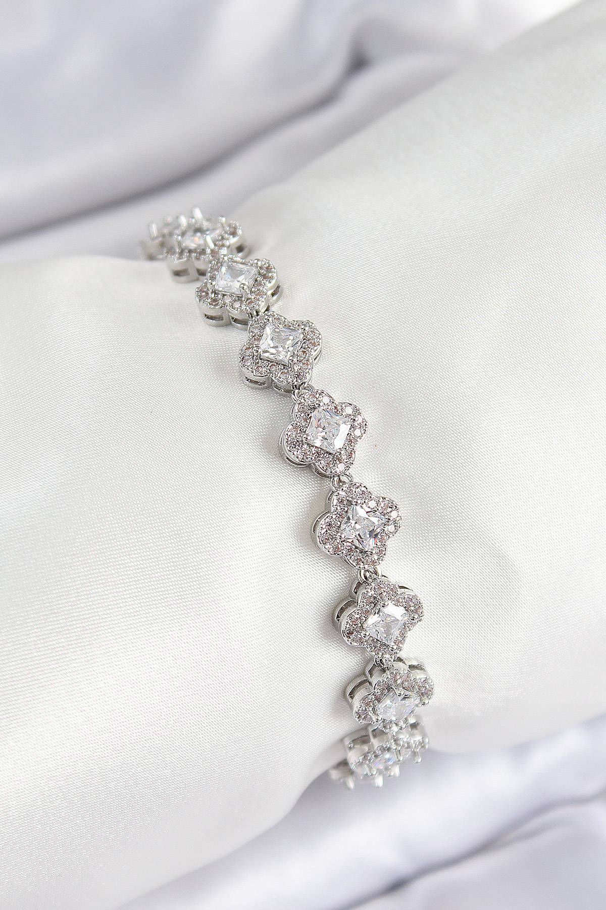 Pirinç Zirkon Taşlı Yonca Baget Model Gümüş Renk VIP Seri Kadın Bileklik BB7509