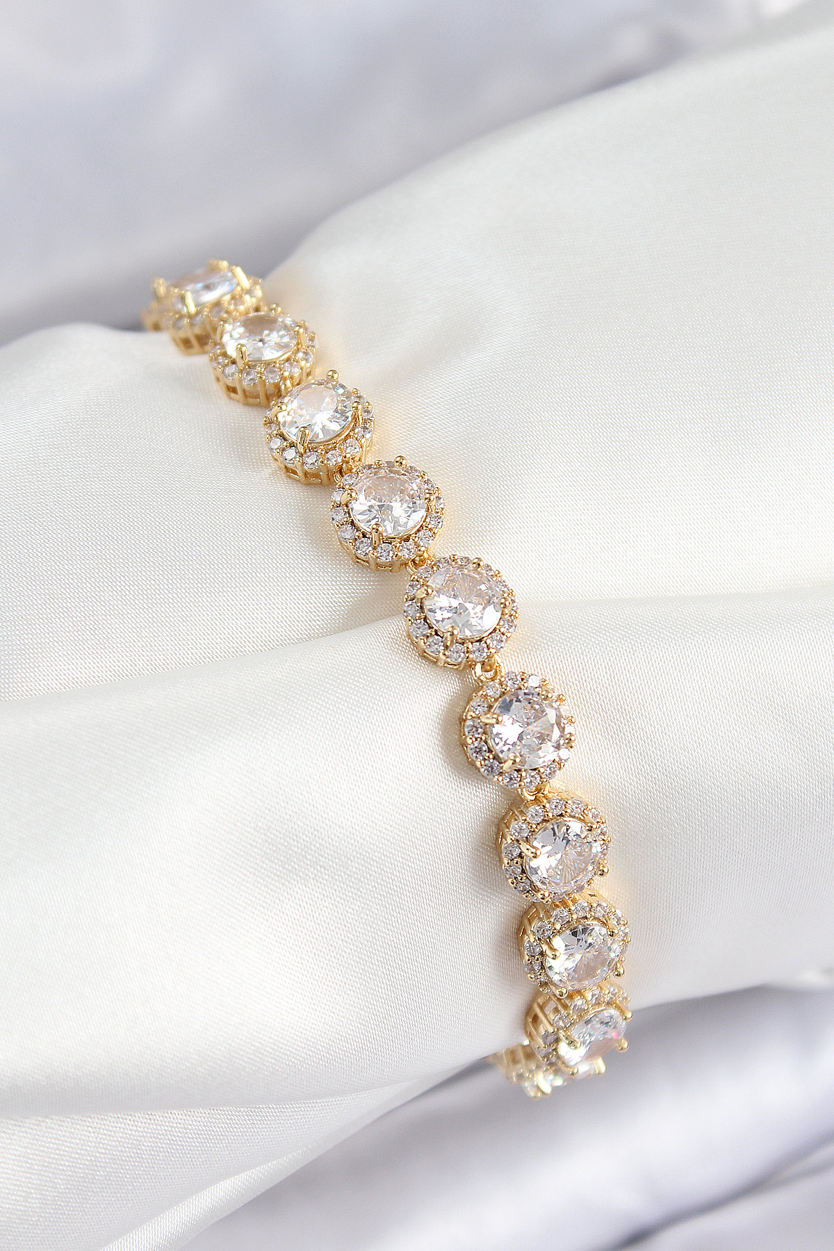 Pirinç Zirkon Taşlı Daire Baget Model Gold Renk VIP Seri Kadın Bileklik BB7514