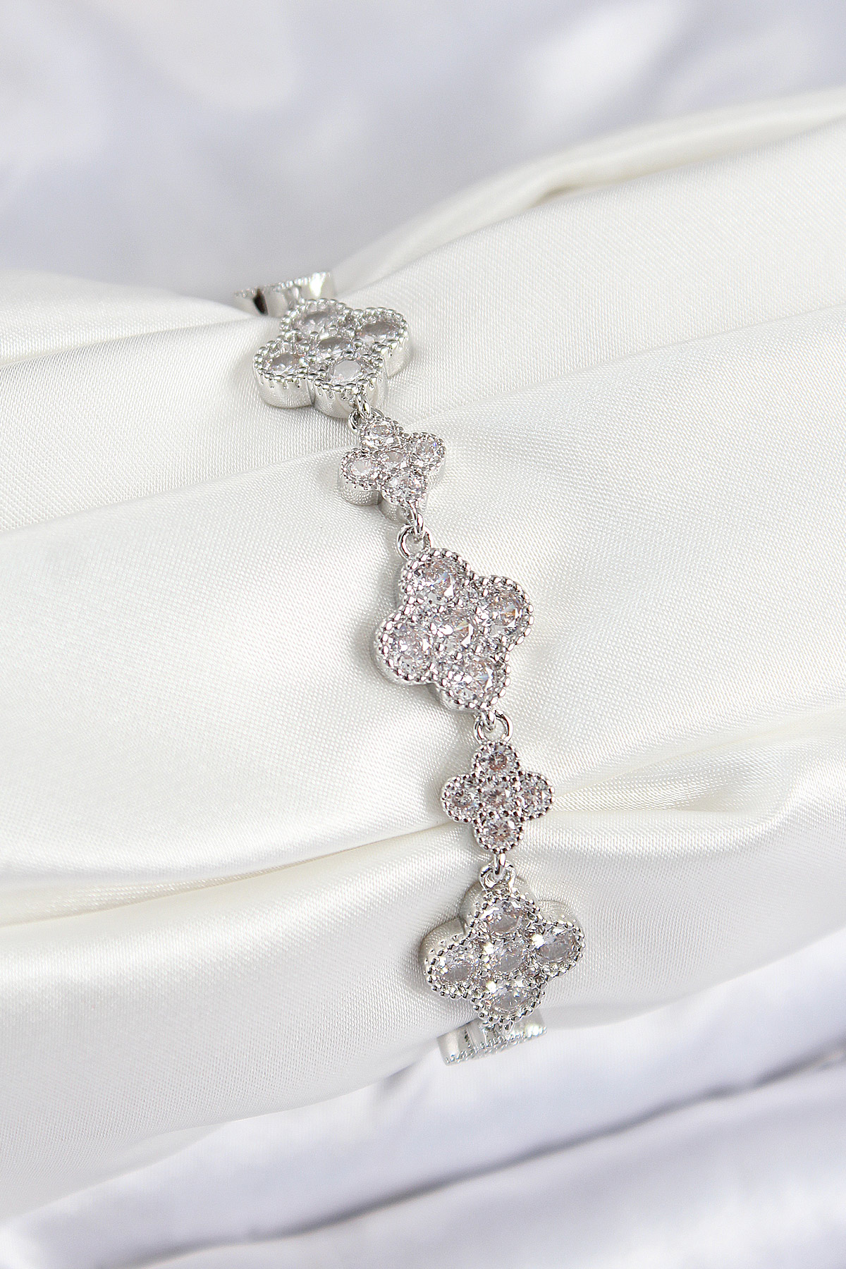 Pirinç Zirkon Taşlı Yonca Model Gümüş Renk VIP Seri Kadın Bileklik BB7521