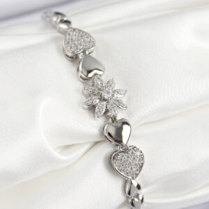 Pirinç Zirkon Taşlı Kalp Detaylı Çiçek Model Gümüş Renk Kadın Bileklik BB7528