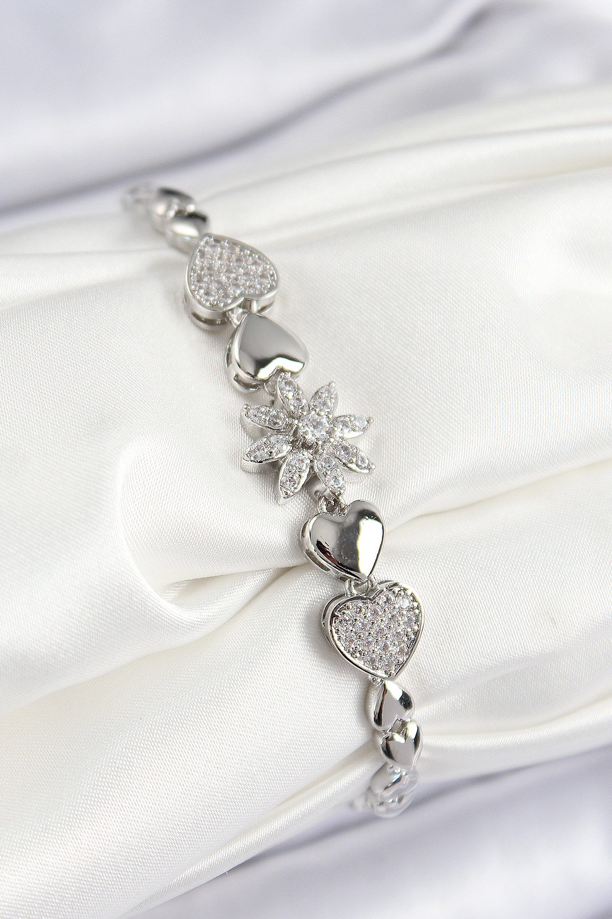 Pirinç Zirkon Taşlı Kalp Detaylı Çiçek Model Gümüş Renk Kadın Bileklik BB7528