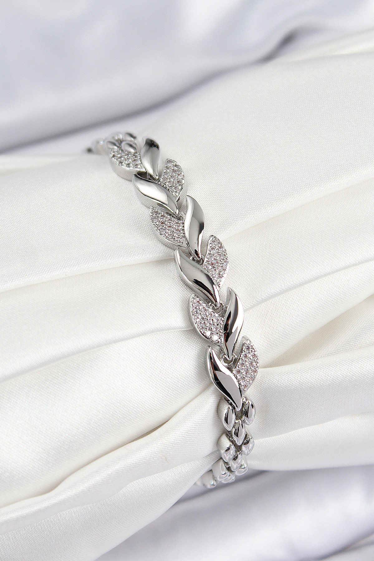 Pirinç Zirkon Taşlı Balık Kuyruğu Model Gümüş Renk Kadın Bileklik BB7530