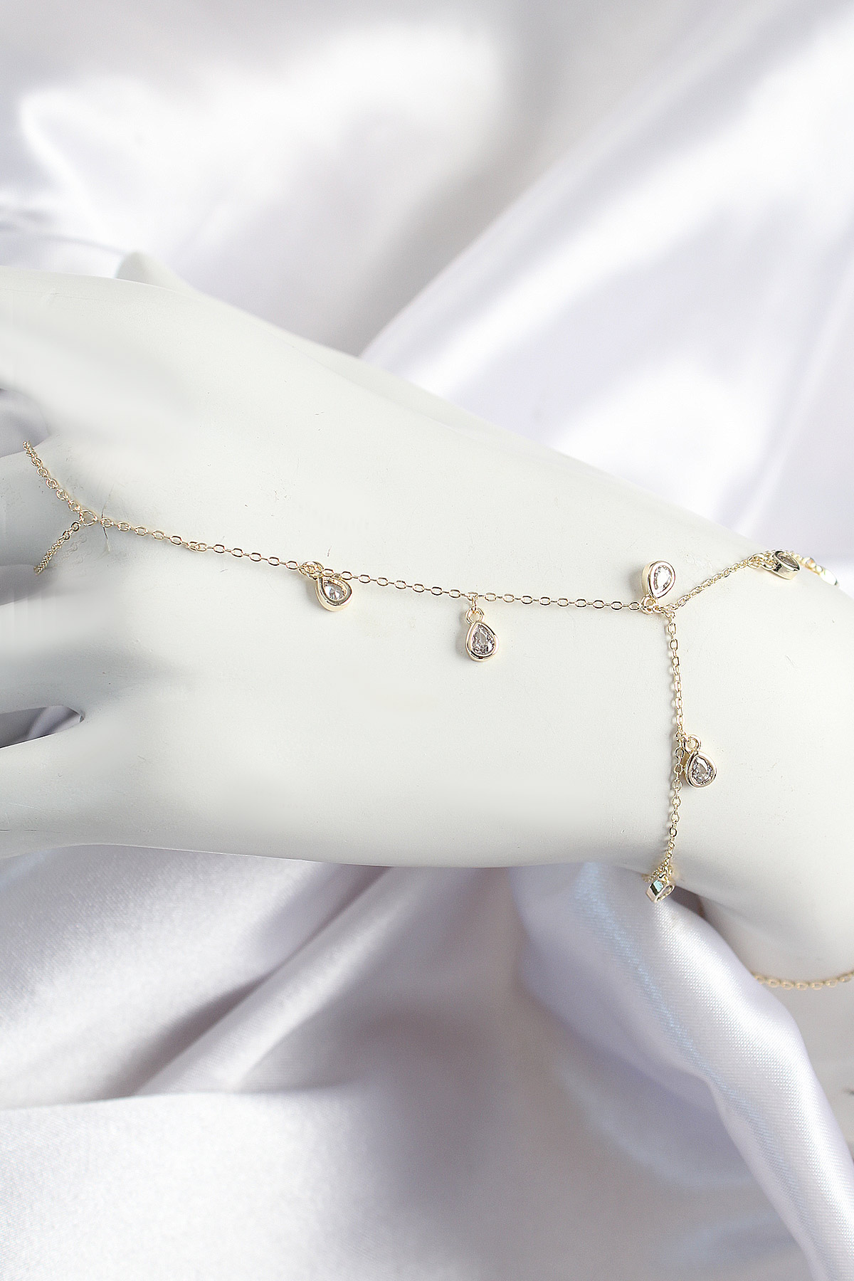 Pirinç Zirkon Taşlı Sallantılı Damla Model Gold Renk Kadın Şahmeran SN703