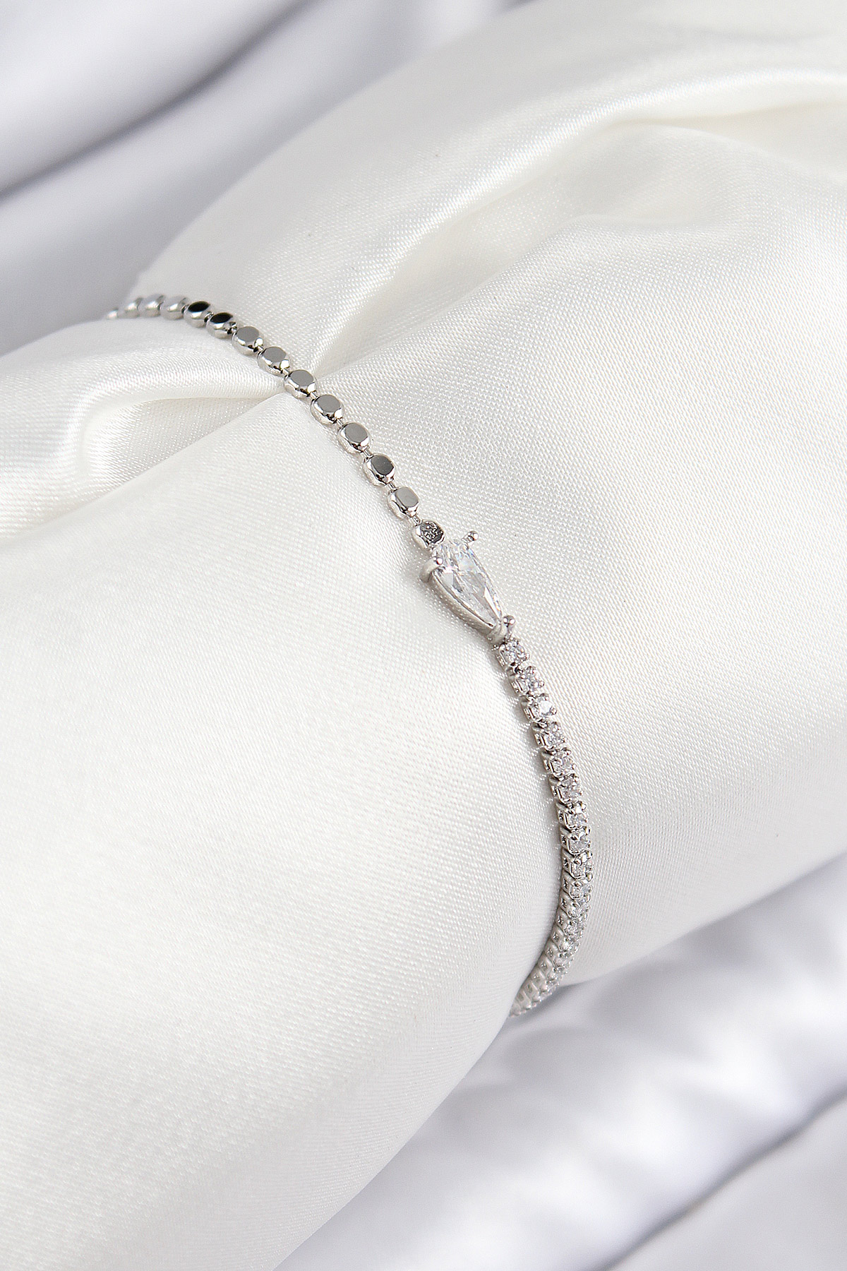 Pirinç Zirkon Taşlı Damla Model Ezme Zincir Gümüş Renk Kadın Bileklik BB7590