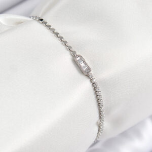 Pirinç Zirkon Taşlı Dikdörtgen Model Ezme Zincir Gümüş Renk Kadın Bileklik BB7594