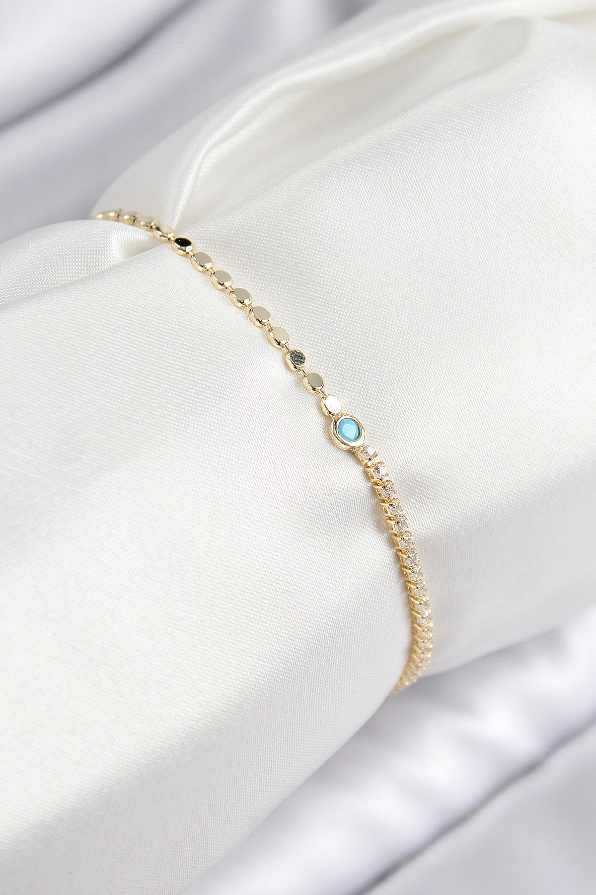 Pirinç Zirkon Taşlı Boncuk Model Ezme Zincir Gold Renk Kadın Bileklik BB7597