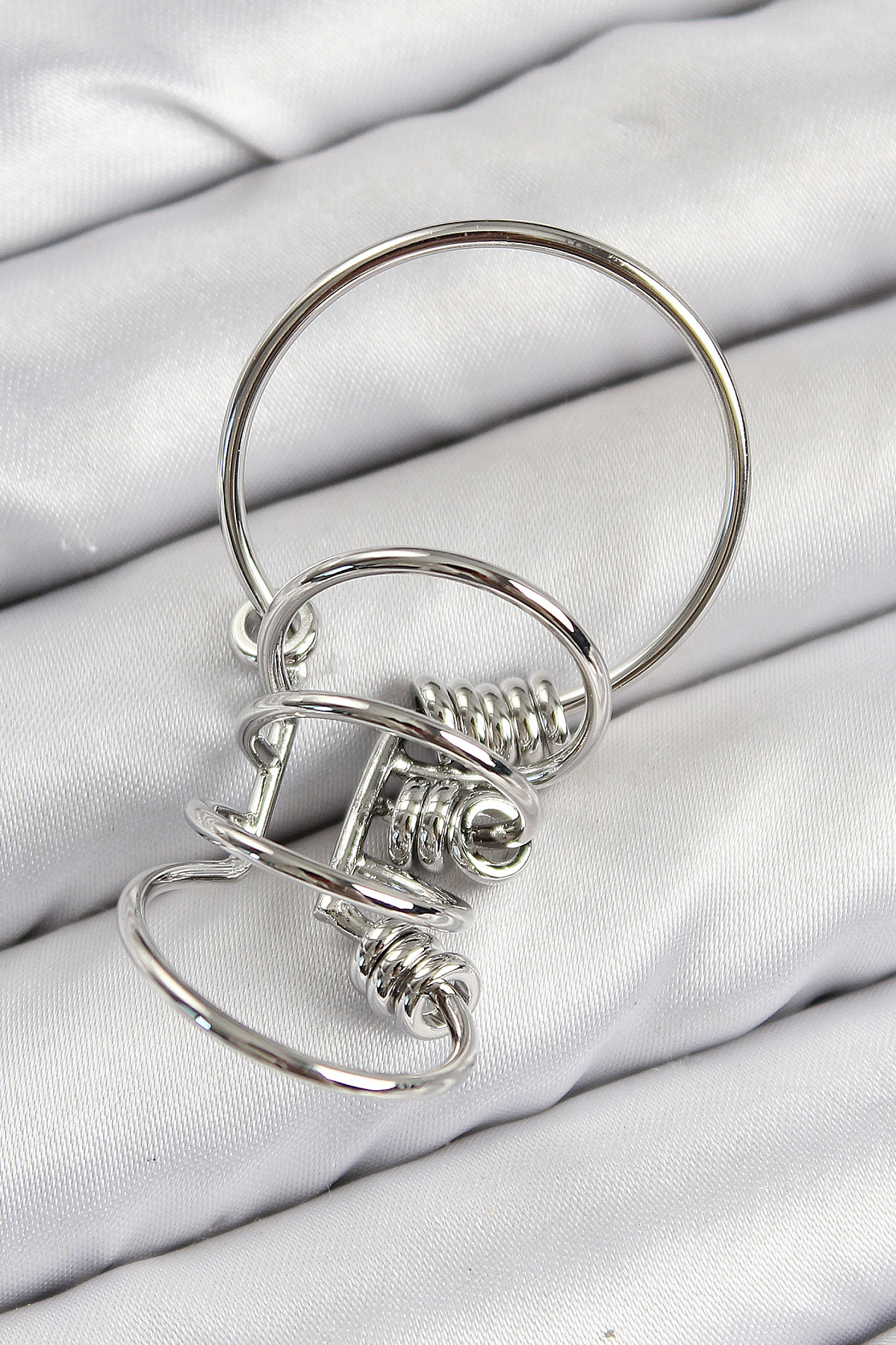 Pirinç Halkalı Model Gümüş Renk Kıkırdak Küpe BKP11059