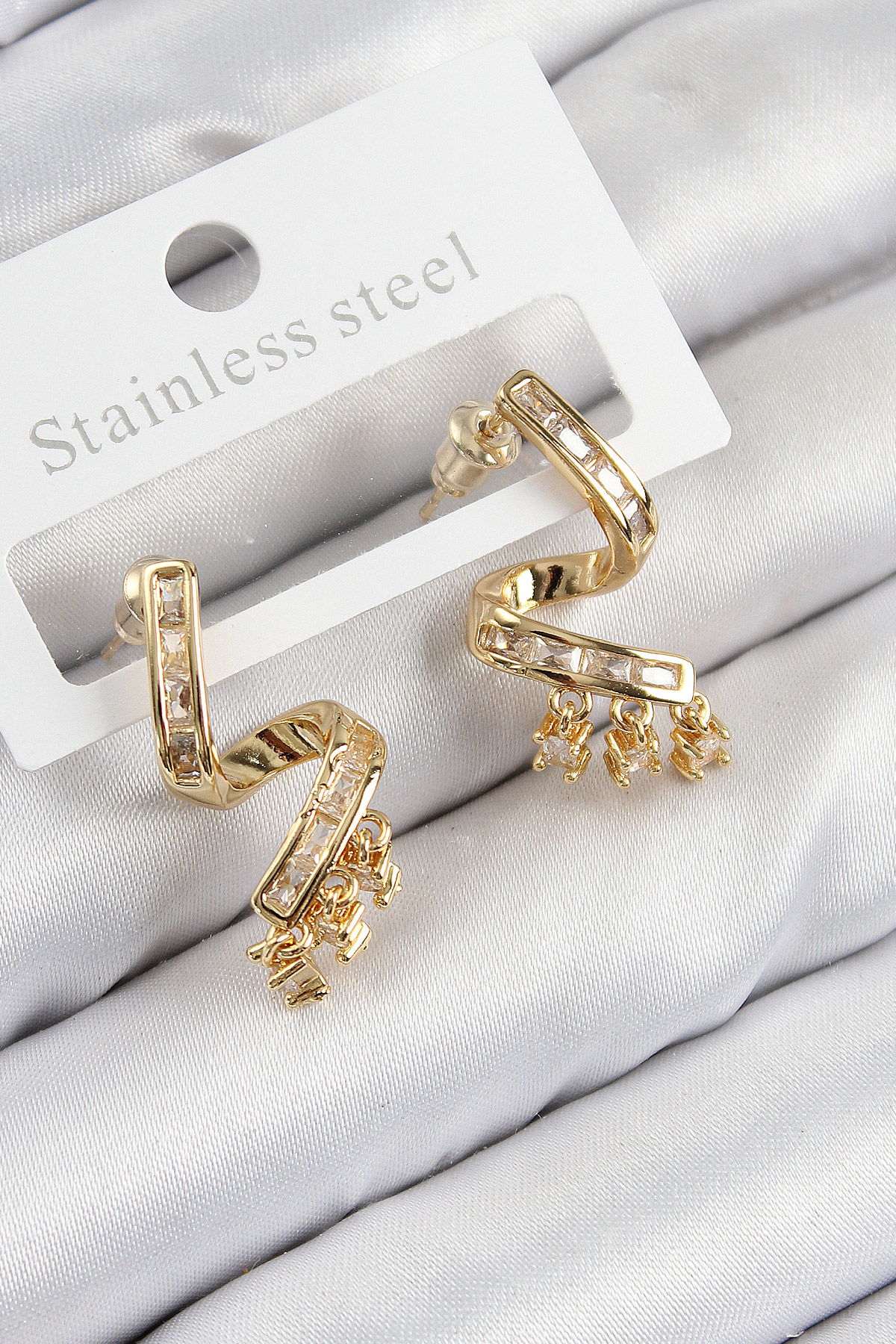 Pirinç Zirkon Taşlı Kıvrımlı Model Gold Renk Kadın Küpe BKP11112