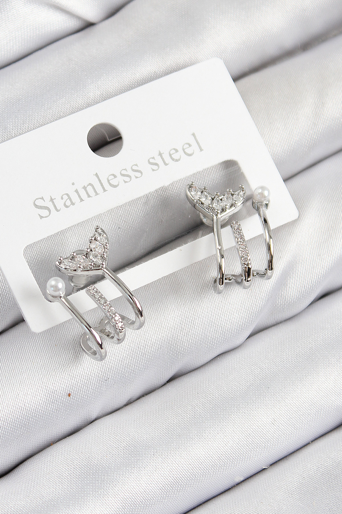 Pirinç Zirkon Taşlı İnci Detaylı Balık Kuyruğu Model Gümüş Renk Kadın Küpe BKP11094