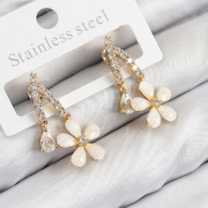 Pirinç Zirkon Taşlı Papatya Model Gold Renk Kadın Küpe BKP11110