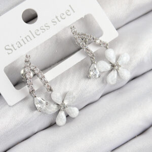 Pirinç Zirkon Taşlı Papatya Model Gümüş Renk Kadın Küpe BKP11111