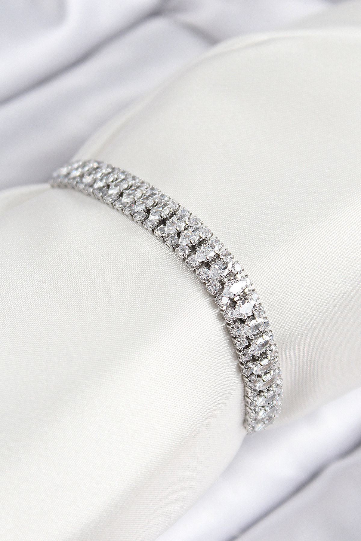 Pirinç Zirkon Taşlı Tennıs Model Gümüş Renk Asansörlü Kadın Bileklik BB7716