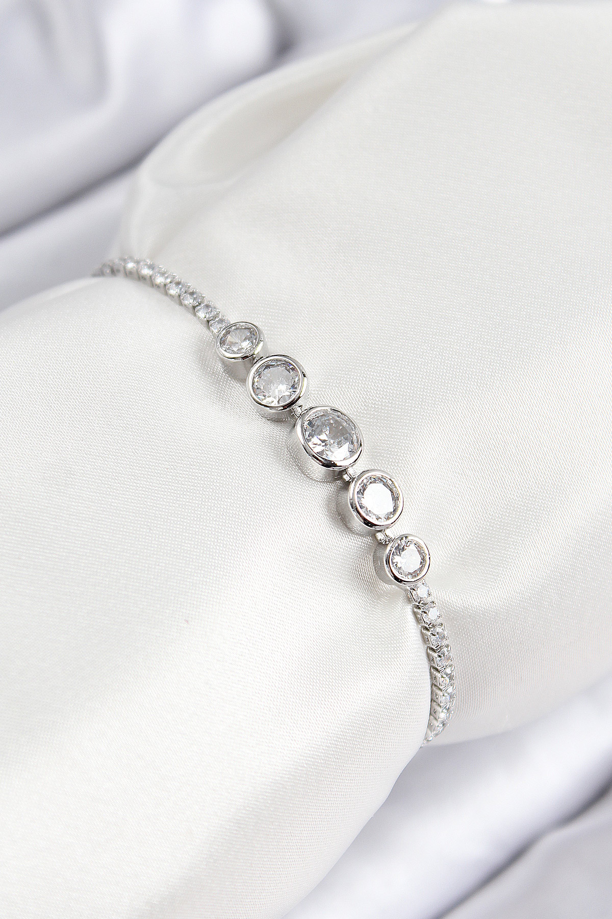 Pirinç Zirkon Taşlı Sıralı Daire Model Gümüş Renk Asansörlü Kadın Bileklik BB7718