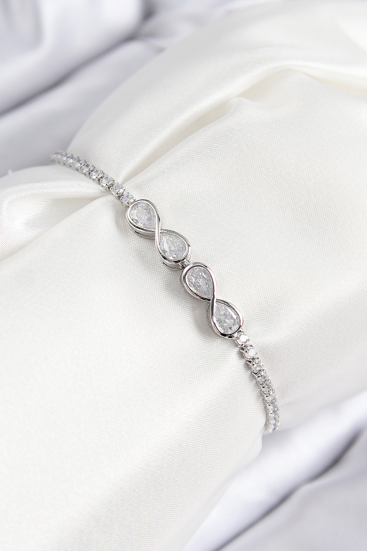 Pirinç Zirkon Taşlı Sonsuzluk Model Gümüş Renk Asansörlü Kadın Bileklik BB7720