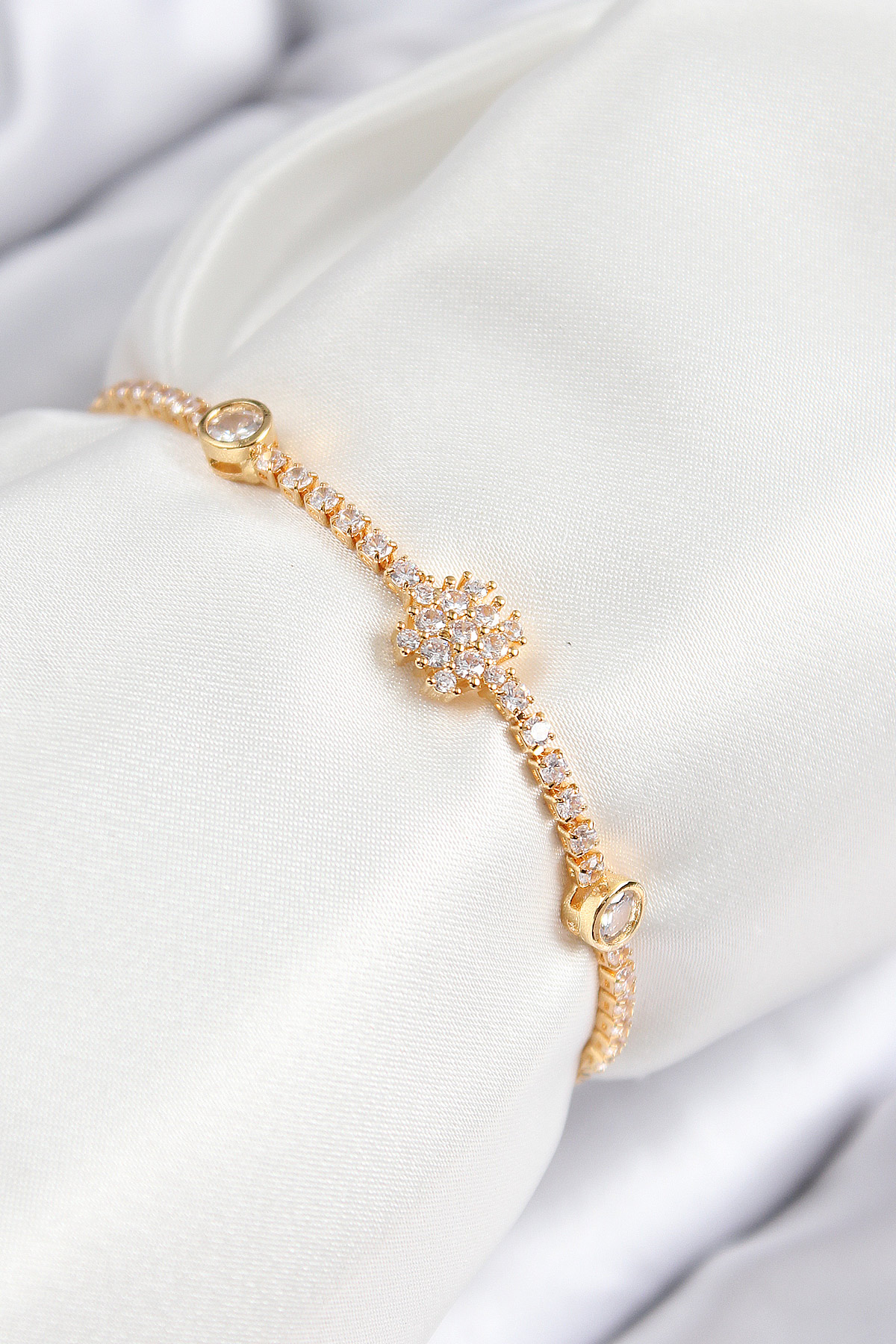 Pirinç Zirkon Taşlı Kar Tanesi Model Gold Renk Asansörlü Kadın Bileklik BB7723