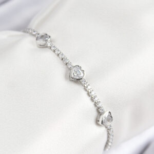 Pirinç Zirkon Taşlı Sıralı Kalp Model Gümüş Renk Asansörlü Kadın Bileklik BB7728