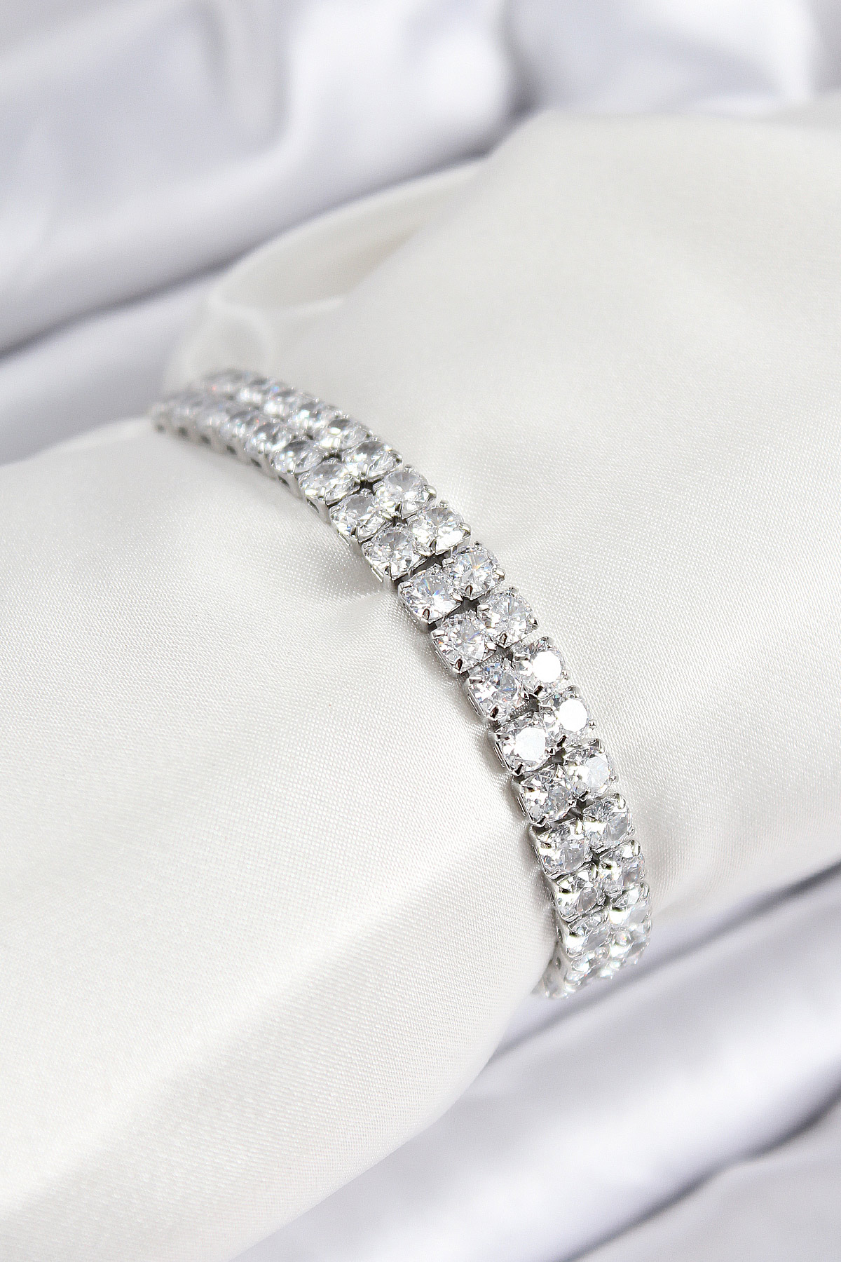 Pirinç Zirkon Taşlı Çift Sıra Kare Model Gümüş Renk Asansörlü Kadın Bileklik BB7730