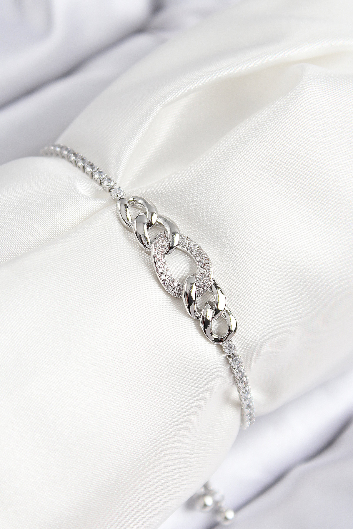 Pirinç Zirkon Taşlı Zincir Model Gümüş Renk Asansörlü Kadın Bileklik BB7734