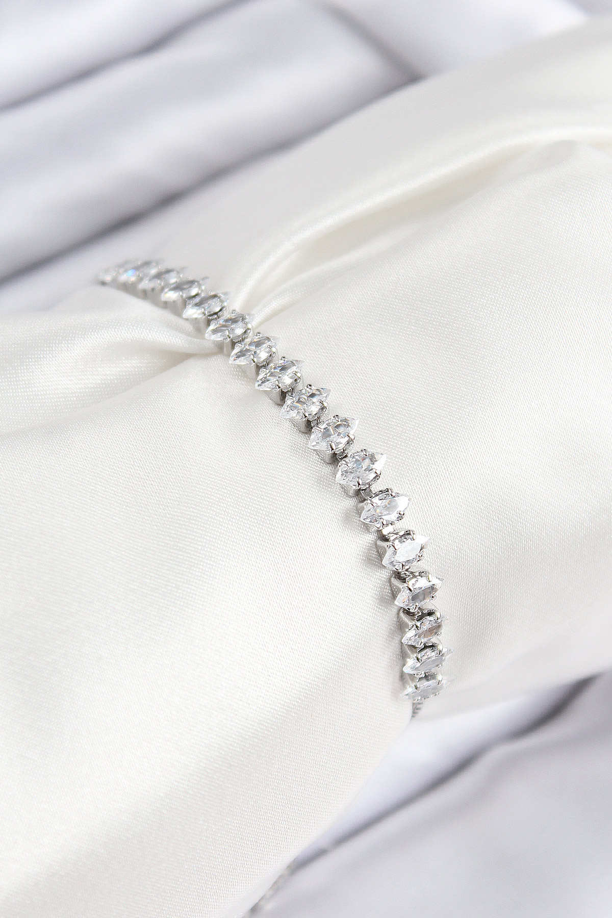 Pirinç Zirkon Taşlı Damla Model Gümüş Renk Asansörlü Kadın Bileklik BB7740