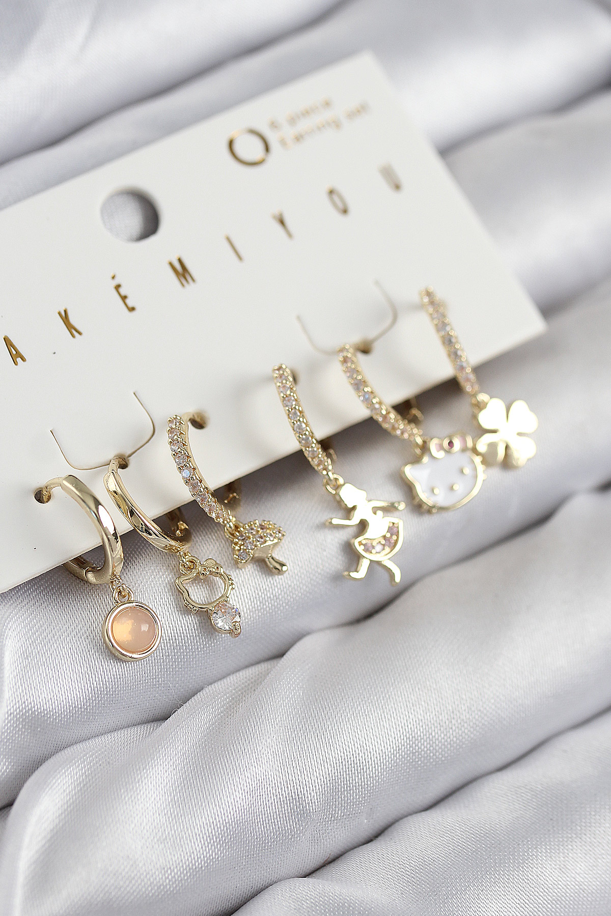 Pirinç Zirkon Taşlı Hello Kity Ve Yonca Model Gold Renk 6'lı Küpe Set BKP11206