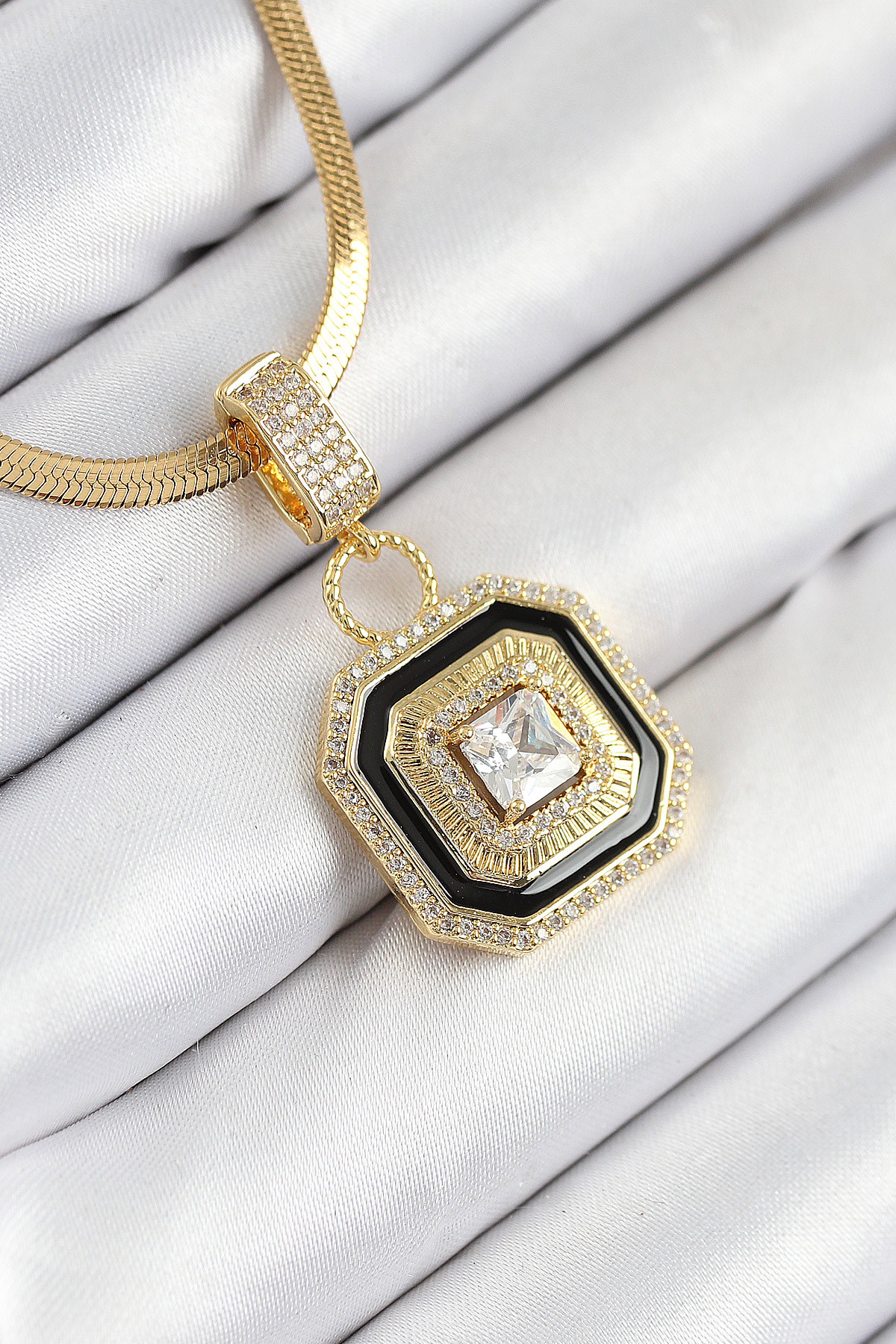 316L Çelik Zirkon Taşlı Siyah Detaylı Baget Model Gold Renk Kadın Kolye BKO10529