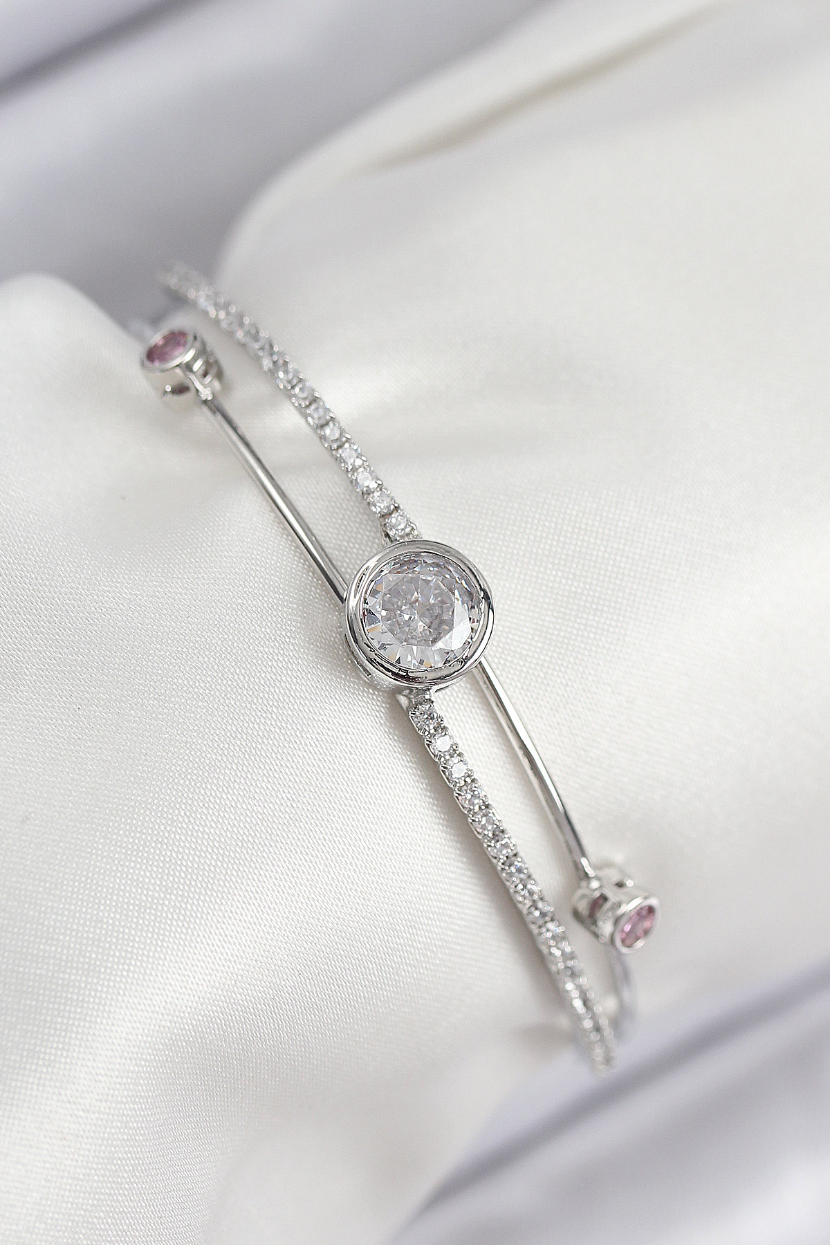 Pirinç Zirkon Taşlı Pırlanta Model Gümüş Renk Kadın Bileklik BB7880