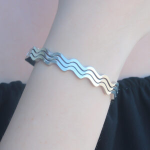 316L Kararmaz Çelik Gümüş Renk Dalga Model Kelepçe Kadın Bileklik BB4636