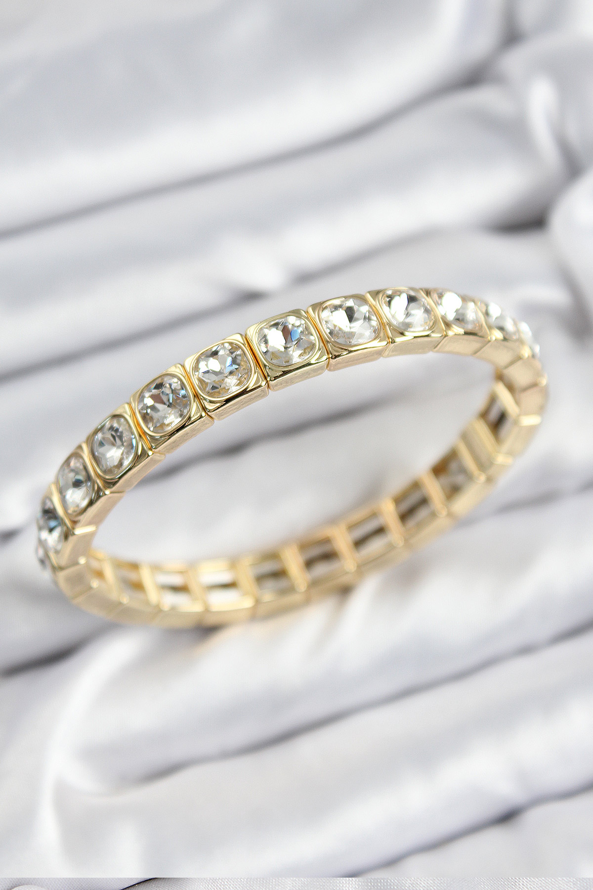 Pirinç Zirkon Taşlı Kare Model Gold Renk Lastikli Kadın Bileklik BB7497