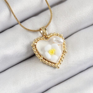 316L Çelik Zincir Beyaz Sanatsal Portre İnci Detaylı Papatya Figürlü Kalp Model Gold Renk Kadın Kolye BKO10270