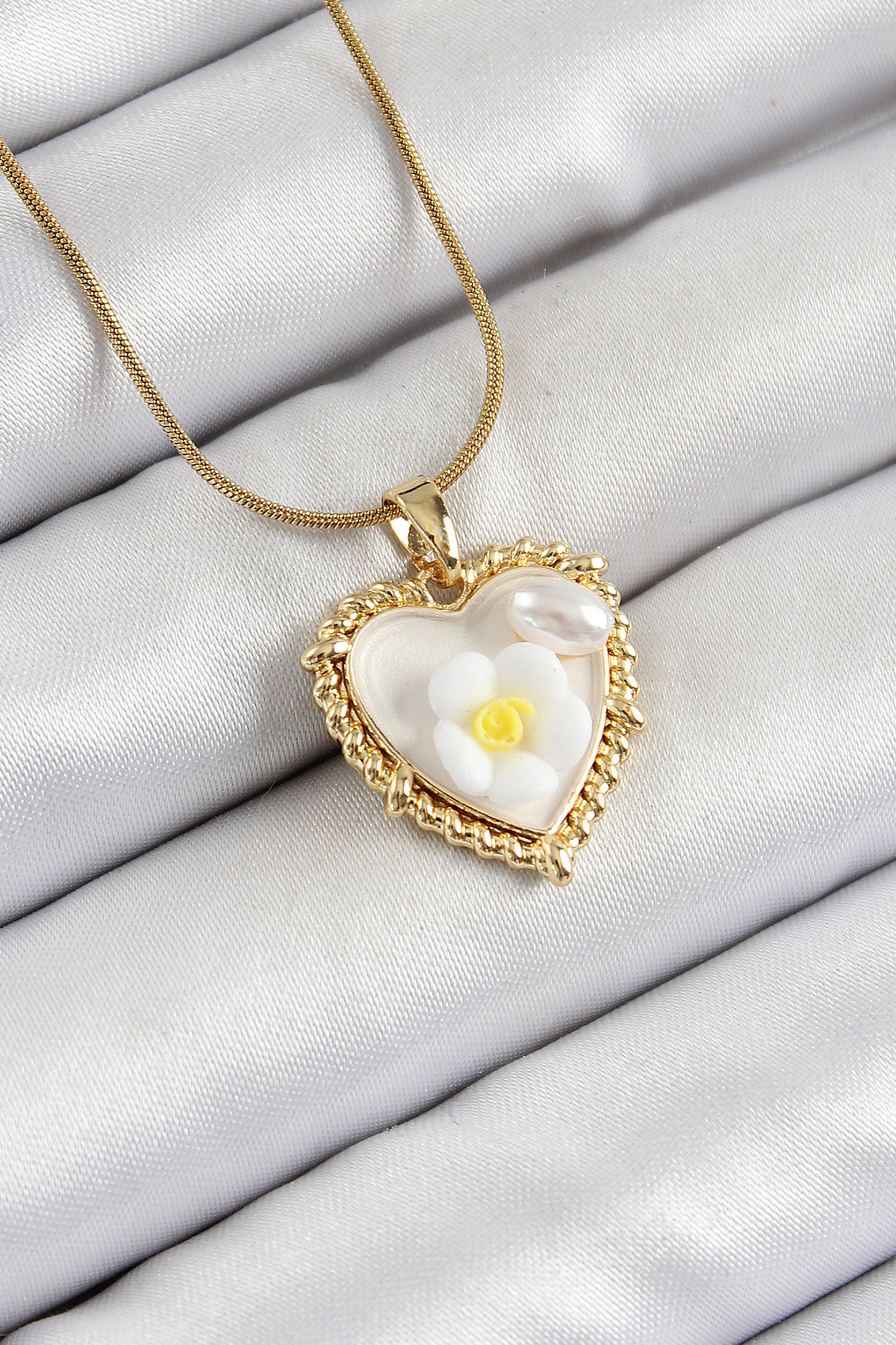 316L Çelik Zincir Beyaz Sanatsal Portre İnci Detaylı Papatya Figürlü Kalp Model Gold Renk Kadın Kolye BKO10270