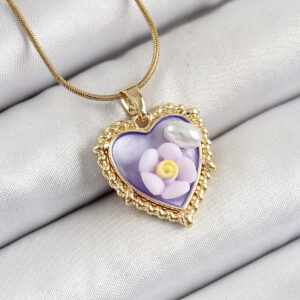 316L Çelik Zincir Mor Sanatsal Portre İnci Detaylı Papatya Figürlü Kalp Model Gold Renk Kadın Kolye BKO10272