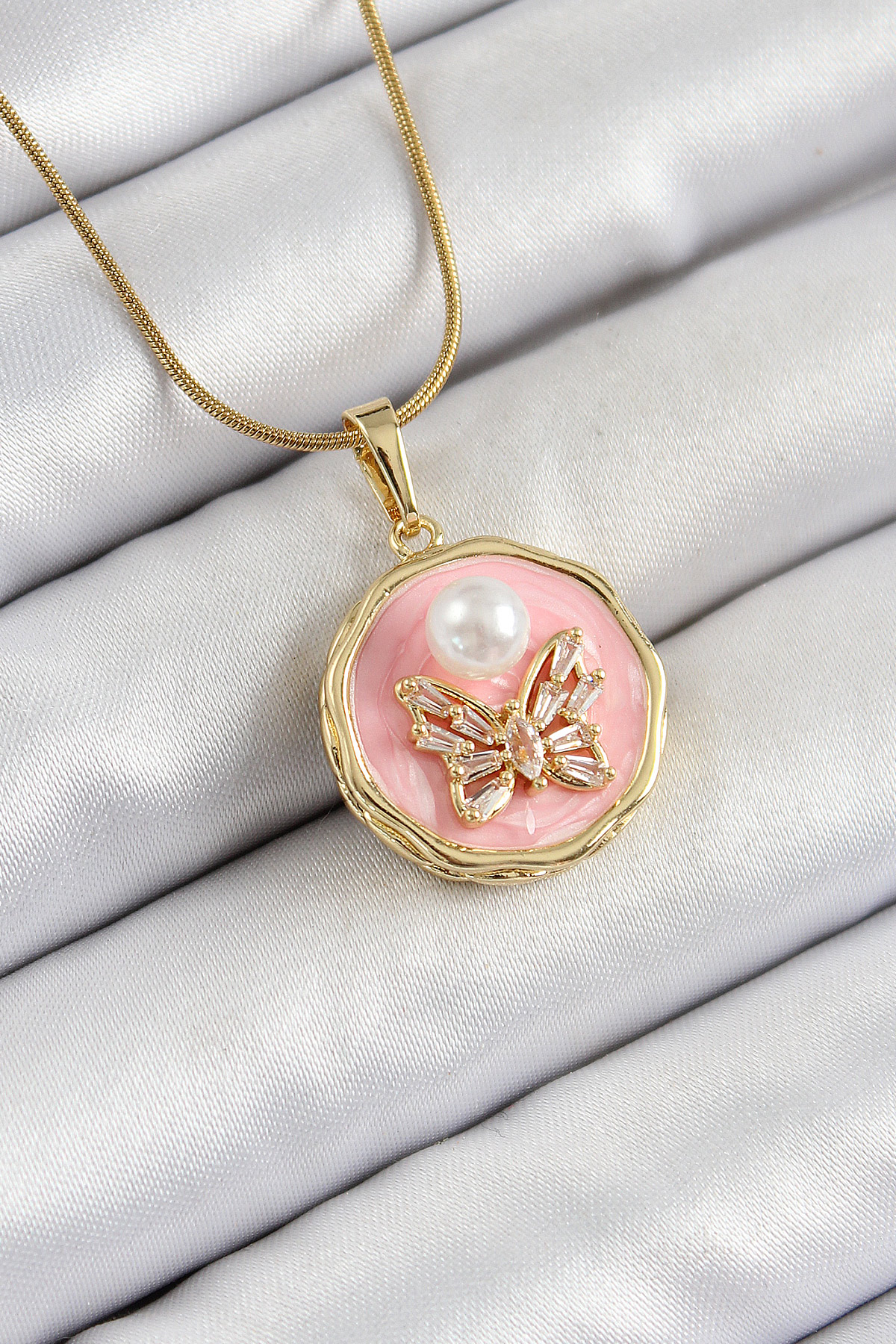 316L Çelik Zincir Zirkon Taşlı Pembe Sanatsal Portre İnci Detaylı Kelebek Model Gold Renk Kadın Kolye BKO10276