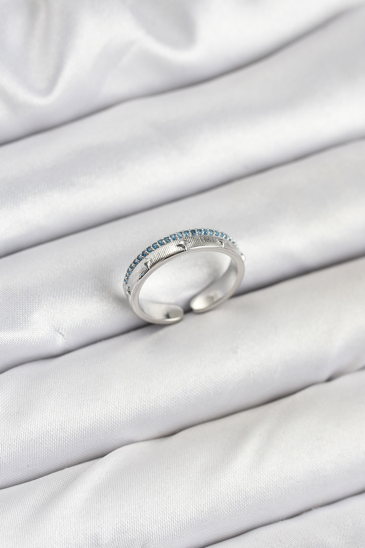 Pirinç Gümüş Renk Sıralı Zirkon Taşlı Kutup Yıldızı Model Kadın Yüzük BYK3837