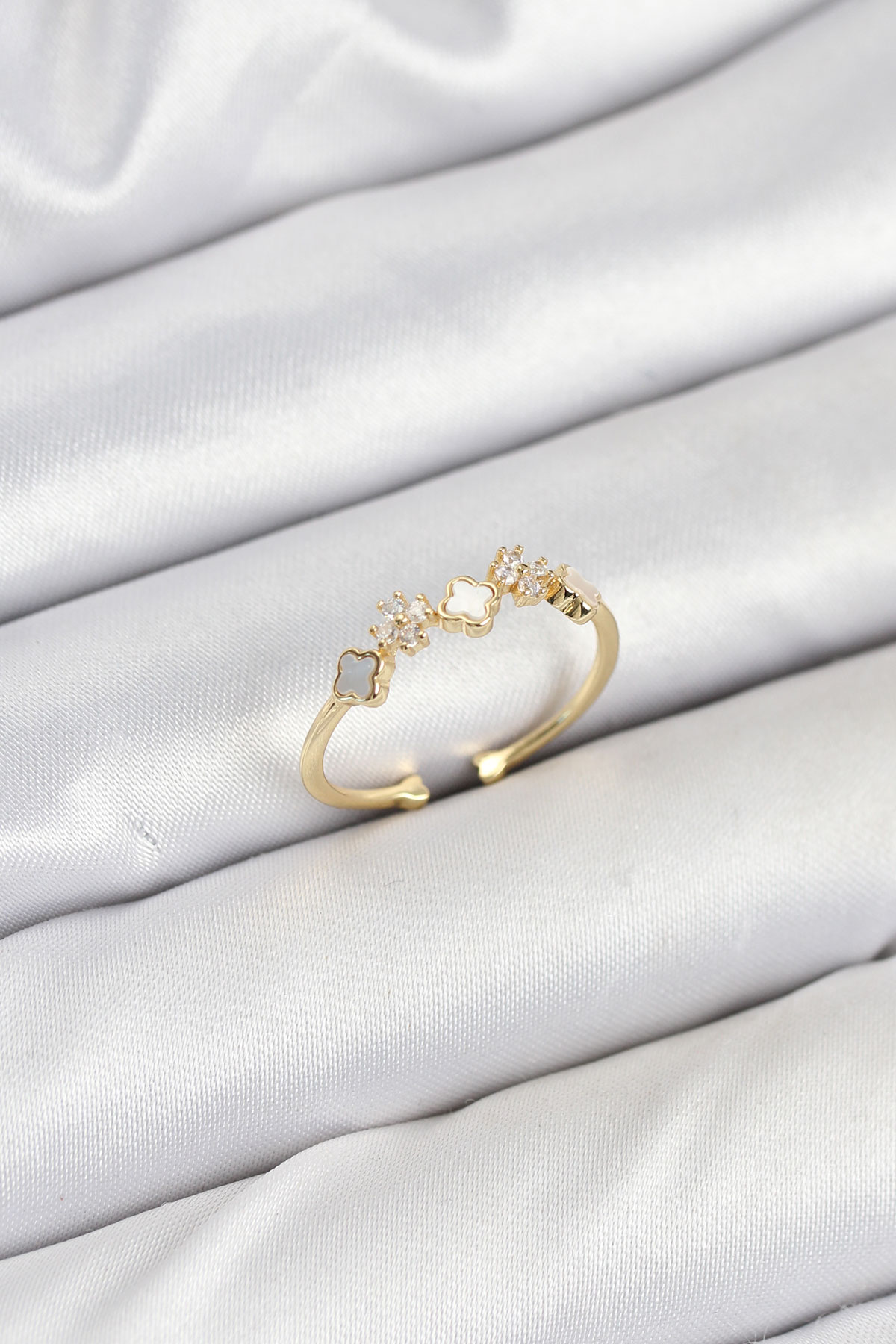 Pirinç Gold Renk Minimal Yonca Detaylı Kadın Yüzük BYK3842