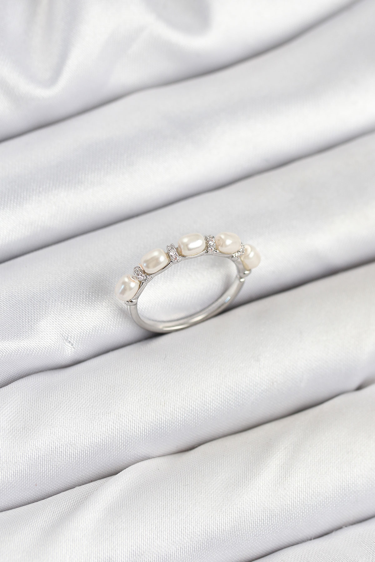 Pirinç Gümüş Renk Sıralı İncili Kadın Yüzük BYK3845