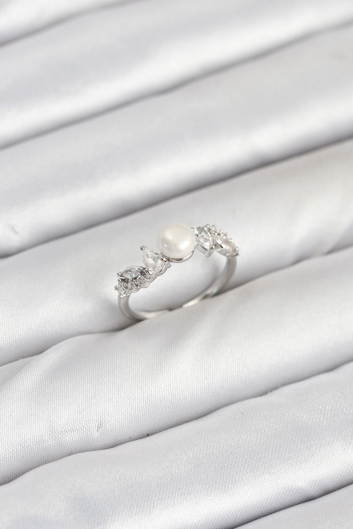 Pirinç Gümüş Renk Zirkon Taşlı İncili Model Kadın Yüzük BYK3853