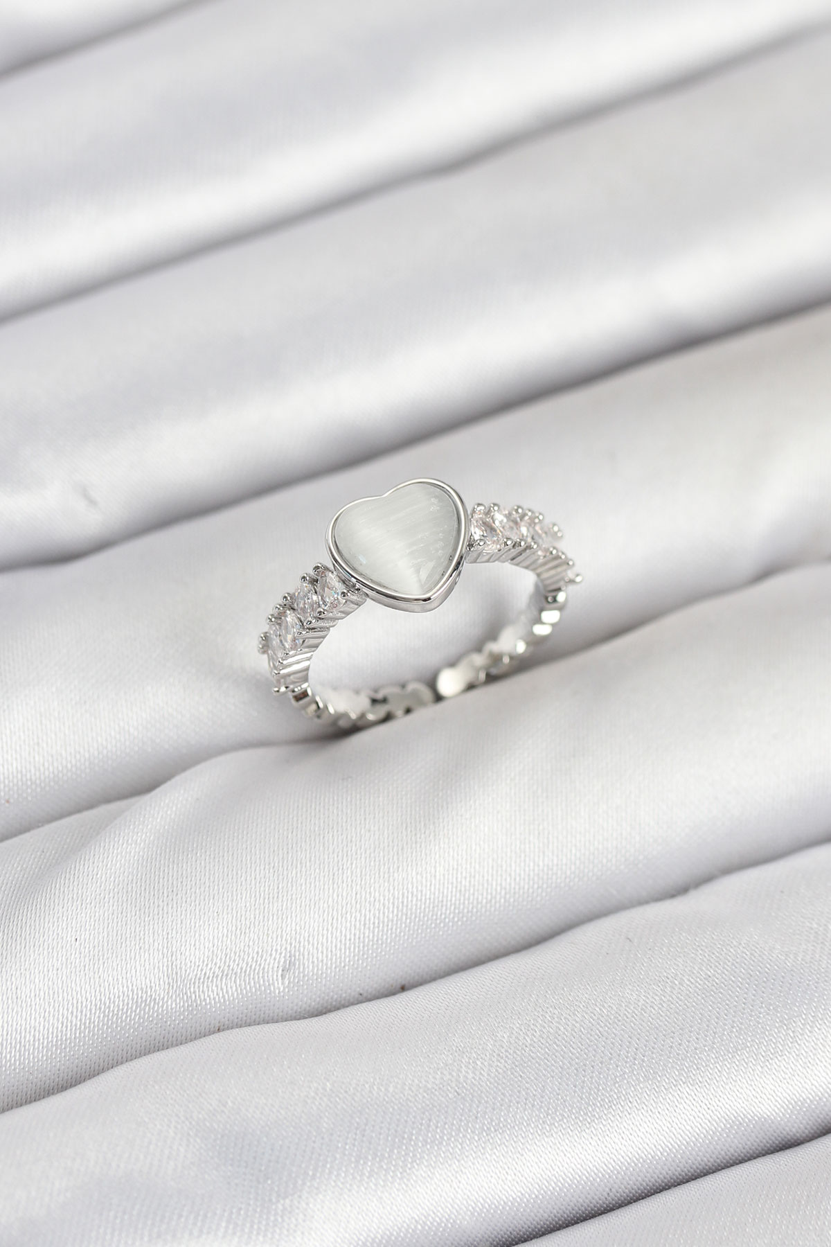 Pirinç Gümüş Renk Zirkon Taşlı Kalpli Kadın Yüzük BYK3857