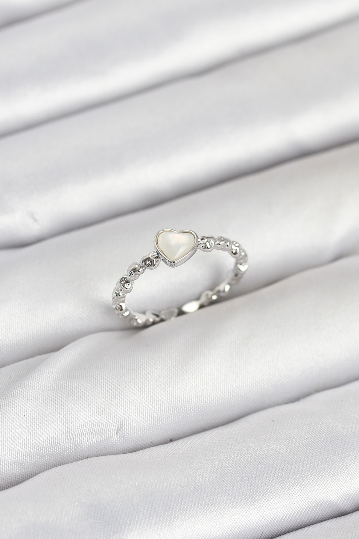 Pirinç Gümüş Renk Kalpli Model Kadın Yüzük BYK3875