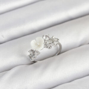 Pirinç Gümüş Renk Çiçek Model Zirkon Taşlı Kadın Yüzük BYK3879