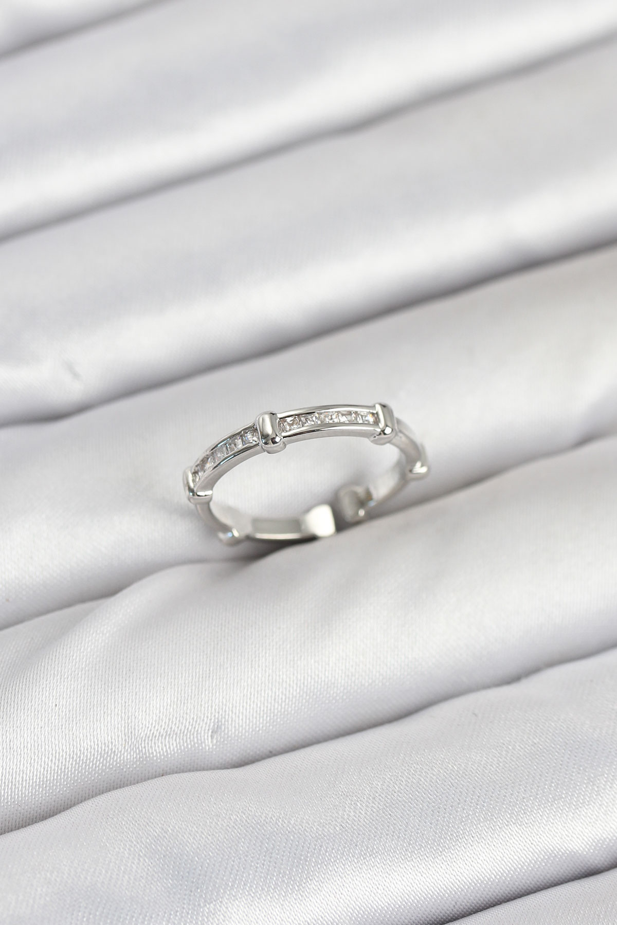 Pirinç Gümüş Renk Kemik Model Zirkon Taşlı Kadın Yüzük BYK3889