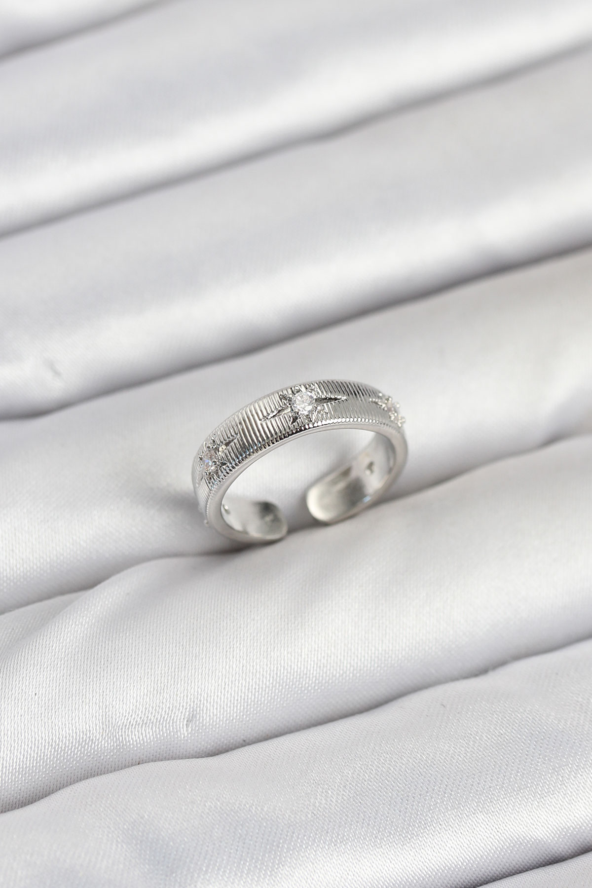 Pirinç Gümüş Renk Zirkon Taşlı Kutup Yıldızı Model Kadın Yüzük BYK3899