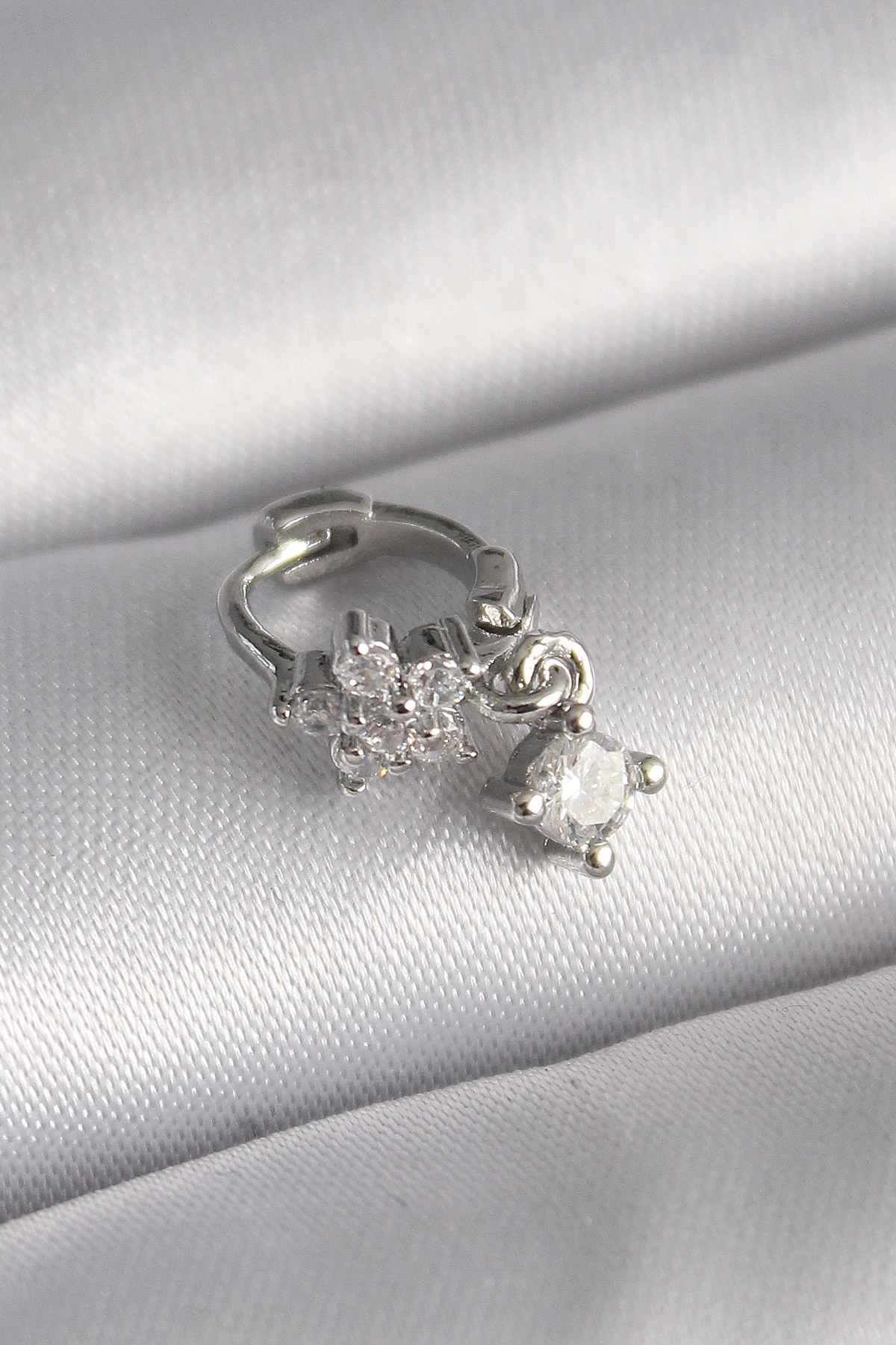 316L Çelik Gümüş Renk Zirkon Taşlı Çiçek Model Sallantı Detay Tragus Piercing PR1311