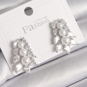 Pirinç Gümüş Renk Zirkon Taşlı Yaprak Model İnci Detay Kadın Küpe BKP9799