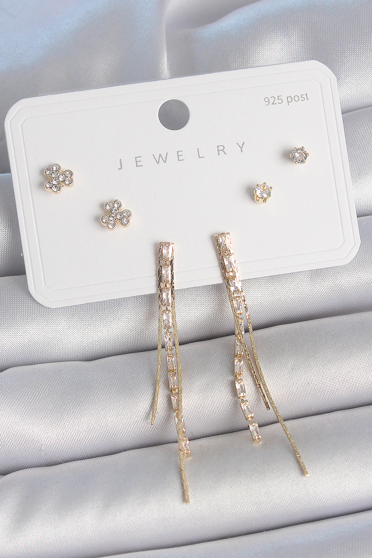 Pirinç Gold Renk Su Yolu Zirkon Taşlı Sallantı Model Çiçek Detay 925 Ayar Gümüş Çivi Kadın Küpe Seti BKP10490