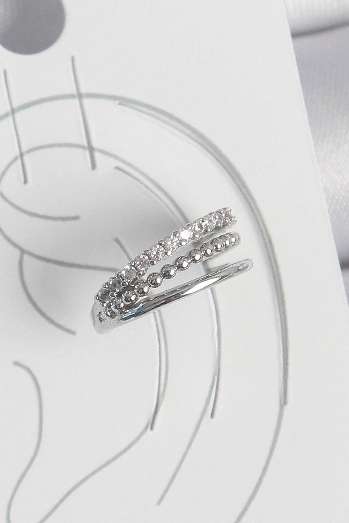 Pirinç Gümüş Renk Zirkon Taşlı 3'Lü Sıralı Model Kadın Kıkırdak Küpe BKP10555