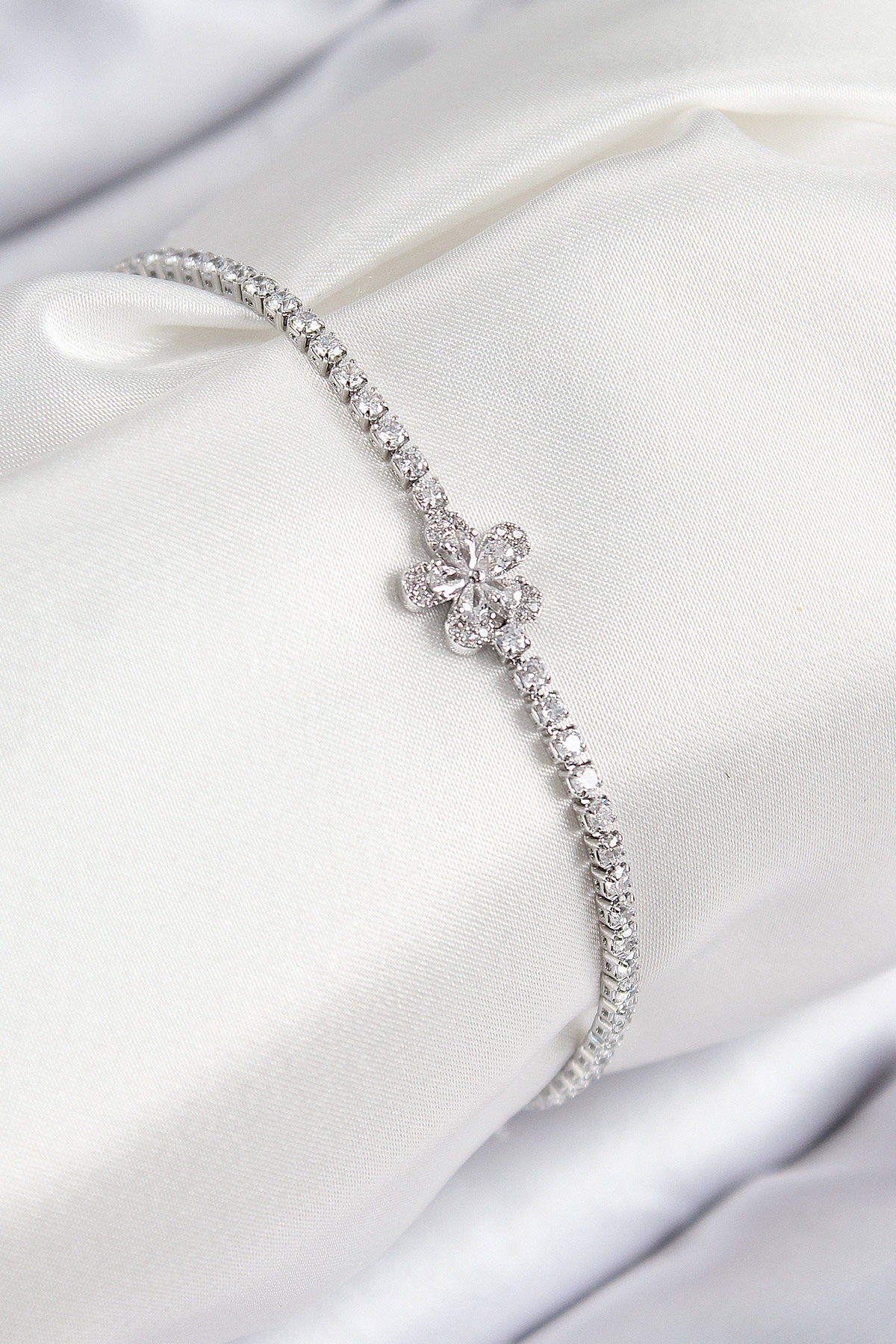 Pirinç Zirkon Taşlı Çiçek Model Gümüş Renk Kadın Bileklik BB7860