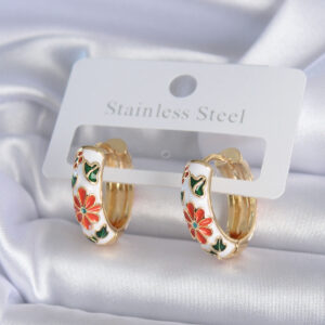 Pirinç Gold Renk Beyaz Renk Çiçek İşleme Detay Kadın Küpe BKP7894