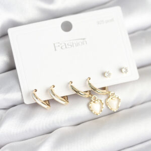 Pirinç Gold Renk Kalp Detaylı 925 Ayar Gümüş Çivili Kadın Küpe Seti BKP11258